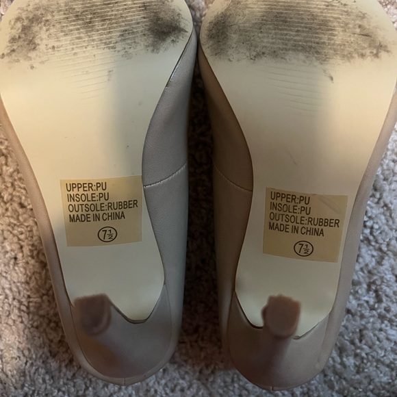 Journee Collection Pointed Toe Pumps - Picture 5 of 9